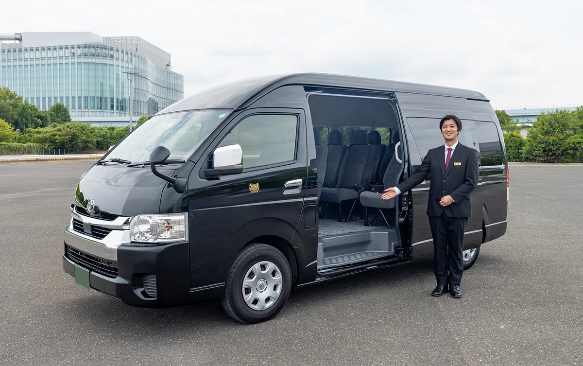 Spacious Toyota Hiace ideal for shopping trips to Gotemba Premium Outlets