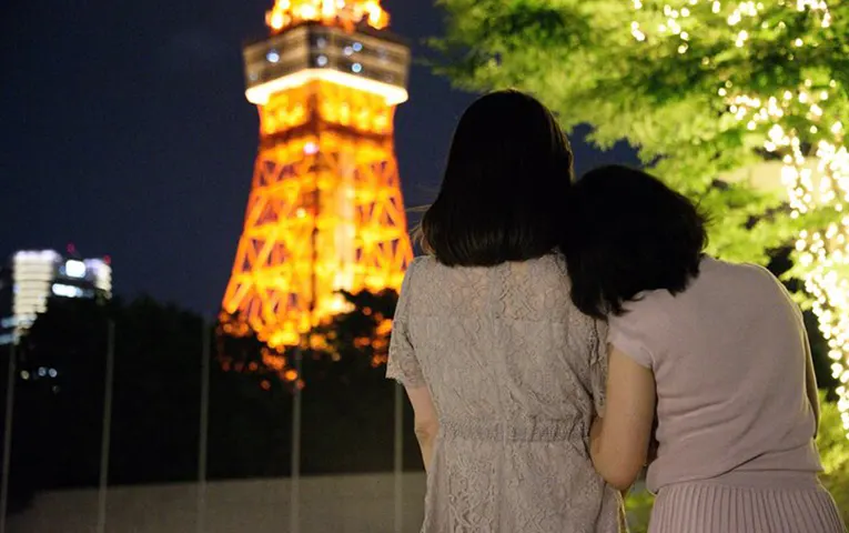 Viewing the night scenery of Tokyo Tower