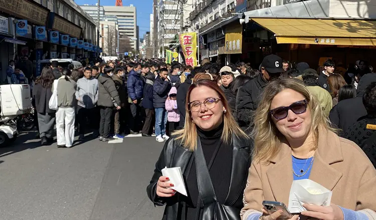 Foreigner guests enjoy Japanese food culture at Tsukiji Outer Market